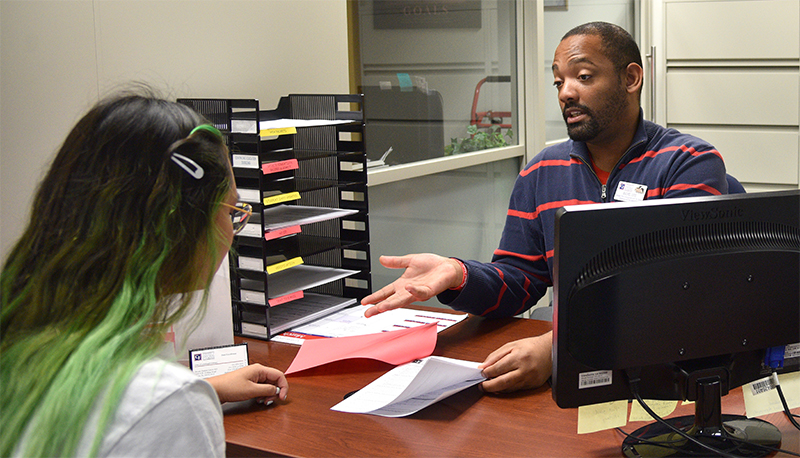 Student speaking with advisor