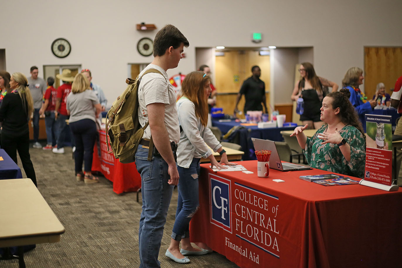 student with Financial Aid specialist