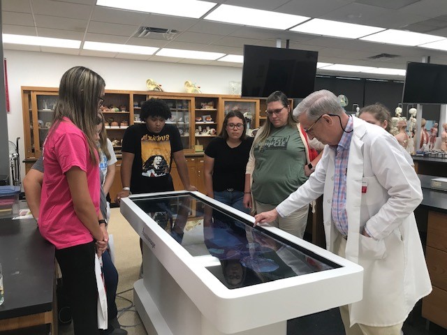 High school students on Health Sciences Tour